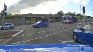 Автовоз застрял под мостом - смотреть видео (1:16)