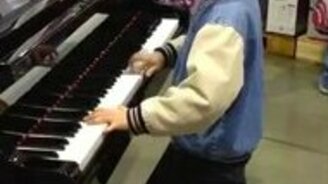 Маленький способный пианист - смотреть видео (2:17)