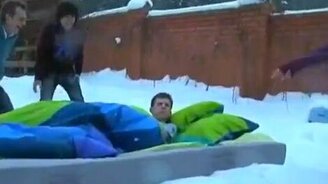 Как не надо будить дорогих вам людей - смотреть видео (1:27)