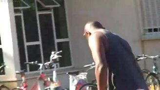 Реакция на мелкого воришку - смотреть видео (2:04)