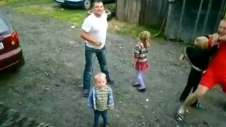Увлекательный поединок отца и сына - смотреть видео (0:46)