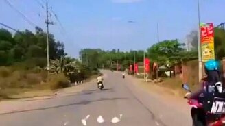 Неверная езда на скутере - смотреть видео (0:45)