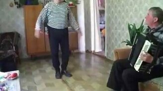 Задорный 75-летний дедушка танцует - смотреть видео (2:59)