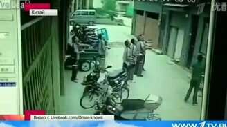 Поймали упавшего из окна малыша - смотреть видео (0:31)