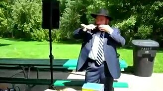 Собака отозвалась на музыкальный зов - смотреть видео (0:45)