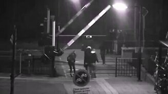 Берегись поезда! - смотреть видео (0:42)