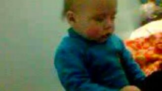 Малыш сидя борется со сном - смотреть видео (1:03)