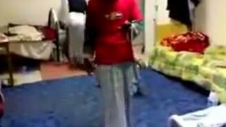 Застрял в гигантском ведре - смотреть видео (0:48)