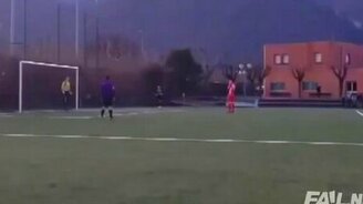 Неожиданный исход пенальти - смотреть видео (0:20)