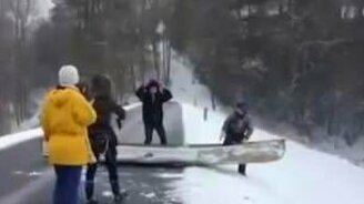 Оригинальный способ спуститься на лодке в реку - смотреть видео (2:26)