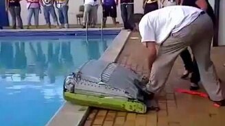 Проверка работы спасательного плота - смотреть видео (0:27)