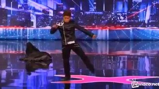 Удивительно ловкий и гибкий танцор - смотреть видео (2:02)