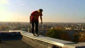 Сальто на краю крыши - смотреть видео (1:11)