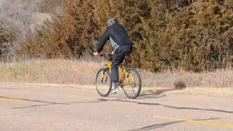 Велосипедист против ветра - смотреть видео (0:12)