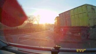 Грузовик вывернул на всех порах - смотреть видео (0:26)