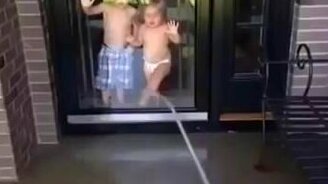 Берегись, струя! - смотреть видео (0:07)