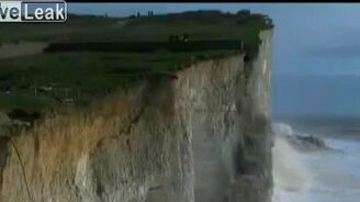 Крутой обвал отвесного берега - смотреть видео (0:23)