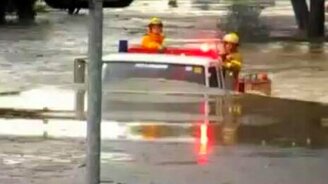 Пожарным любая лужа по плечу - смотреть видео (1:02)