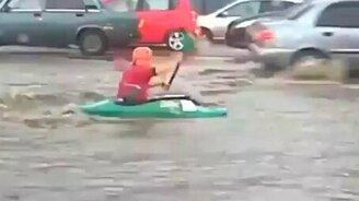 Каякер на автодороге - смотреть видео (0:36)