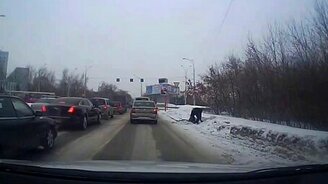 Человек уходит в подземелье - смотреть видео (0:59)