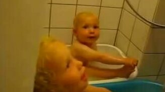 С папой весело купаться! - смотреть видео (0:23)