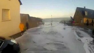 Волна настигла невнимательного мужика - смотреть видео (0:32)