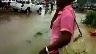 Осторожнее с лужей! - смотреть видео (0:27)