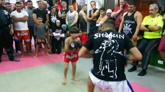 Юный ловкий борец - смотреть видео (0:44)