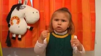 Девчушка читает стих Маяковского - смотреть видео (2:46)