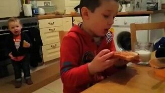 Сразу видно, что братья! - смотреть видео (0:25)