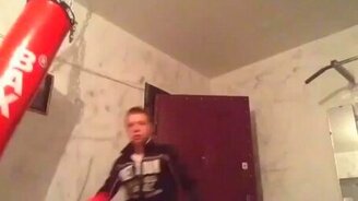 Суровый парень против груши - смотреть видео (0:11)