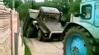 Тракторист разломил грузовик - смотреть видео (0:17)