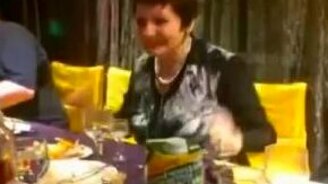 Женщина оторвалась на корпоративе - смотреть видео (0:51)