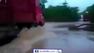 Неудача фуры на затопленной дороге - смотреть видео (0:17)