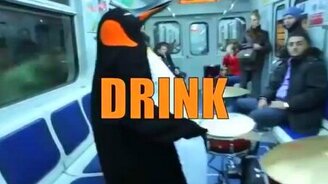 Пингвин-барабанщик в метро - смотреть видео (0:14)