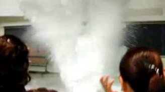 Устроила около себя взрыв - смотреть видео (0:12)