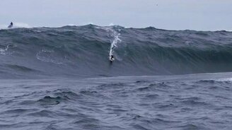 Сёрфер против адской волны - смотреть видео (1:53)