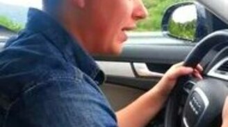 Парень не может договориться со своим авто - смотреть видео (2:01)