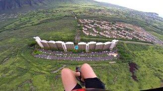 Захватывающий полёт парашютиста - смотреть видео (1:08)