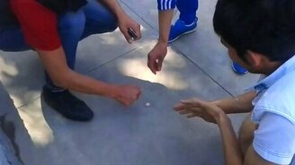 Уличная игра с подвохом - смотреть видео (0:16)