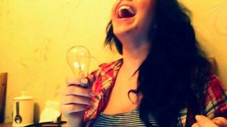 Девушка, у которой не застревает во рту лампочка - смотреть видео (0:40)