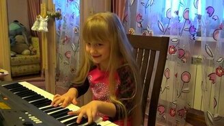 Девочка играет и поёт - смотреть видео (2:57)
