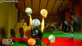 Ловкая жонглёрша с мячами - смотреть видео (1:30)