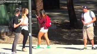 Уличная шутка со шлепком - смотреть видео (3:35)