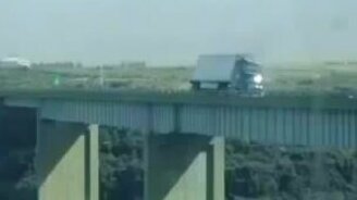 Фуру сдуло ветром - смотреть видео (0:11)