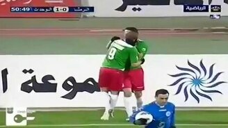 Невероятный гол издалека - смотреть видео (1:19)