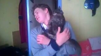 Игра с хозяйскими волосами - смотреть видео (0:39)