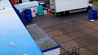 Феерическая работа водителя погрузчика - смотреть видео (0:23)