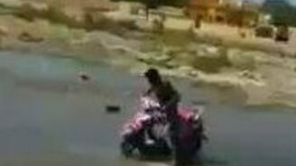 Водное развлечение на мопеде - смотреть видео (0:17)