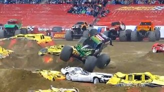 Лучшие прыжки монстр-траков - смотреть видео (9:36)